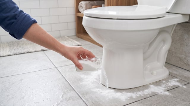 Coloque bicarbonato de sódio ao redor do vaso sanitário: para que serve e por que é recomendado