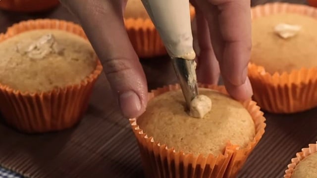 O mesmo creme da cobertura também é colocado no recheio da massa (Créditos: TudoGostoso)