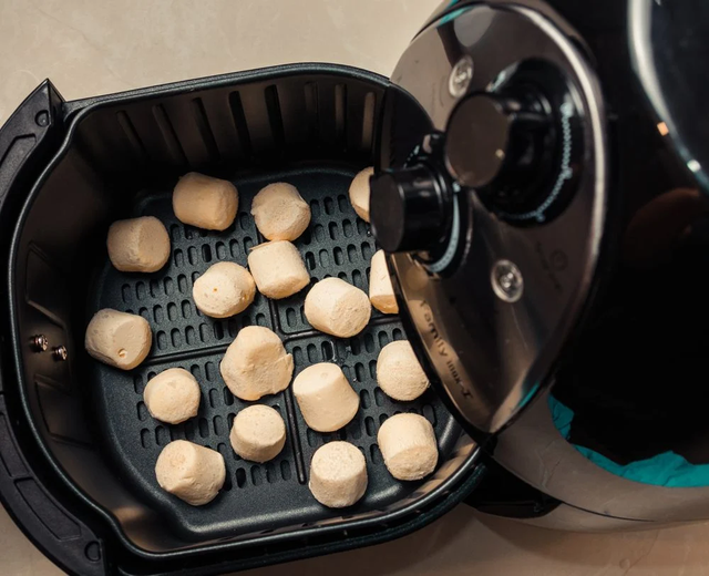 Para não ter que gastar gás e perder tempo fazendo pão de queijo no forno, a airfryer é a solução! (Créditos: Shutterstock)