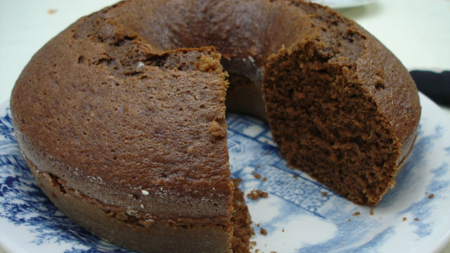 Esse bolo de chocolate usa um ingrediente que você JAMAIS imaginou para dar estrutura sem mudar o gosto dessa delícia