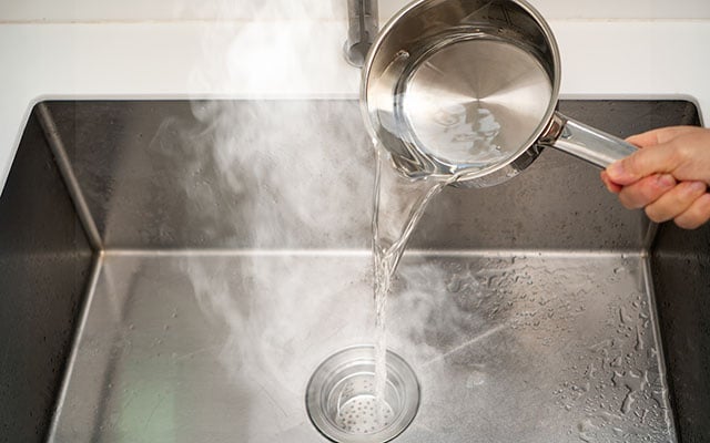 Com quantos anos você descobriu que nunca deve jogar água quente na pia da cozinha?