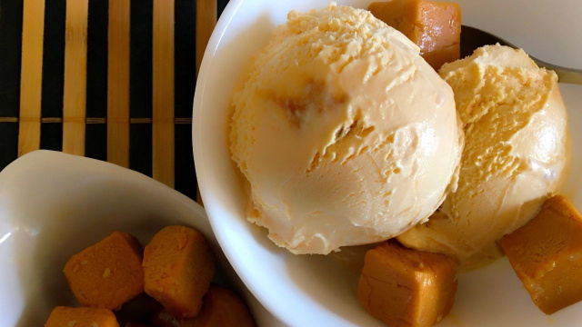 Duas bolas de sorvete de doce de leite cremoso em tigela (Créditos: Shutterstock)