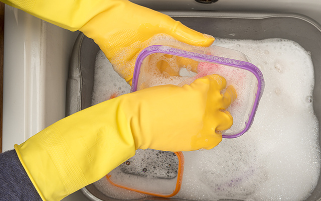 Desisti de jogar meus potes de plástico no lixo depois que aprendi um truque para tirar o amarelado, funciona sempre