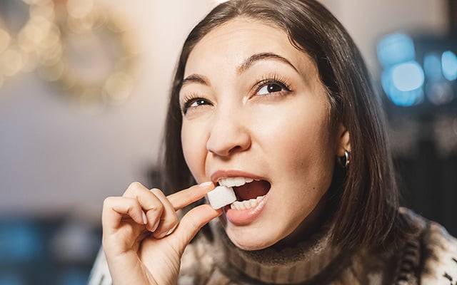 Quer parar de comer doce? O hábito simples com nozes que a ciência recomenda