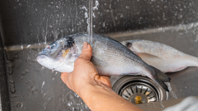 Deixe esse peixe de molho por apenas três minutos antes de grelhá-lo... Isso eliminará todo o cheiro