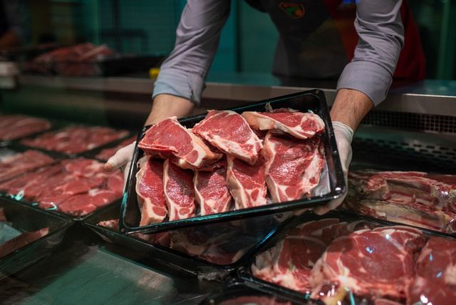 “O hambúrguer vai virar um produto de luxo”: por que a carne está ficando mais cara e só vai piorar?