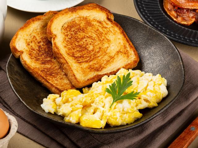 Esse é o único ingrediente que você precisa para fazer ovo mexido cremoso melhor que de hotel
