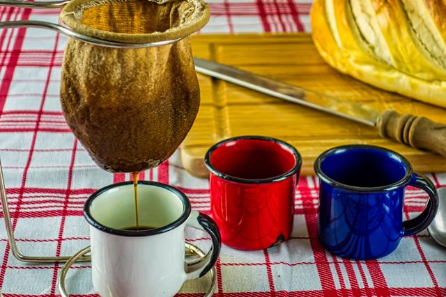 Café coado SEM GOSTO DE PANO, por favor: faça isso na primeira vez que for usar o coador e tudo dará certo