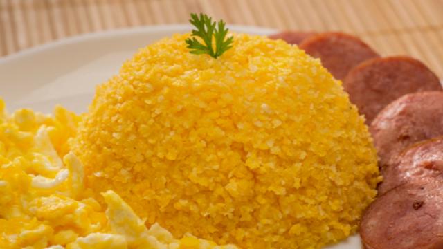 O cuscuz nordestino é feito com flocão de milho hidratado com água e sal: faça em casa a receita tradicional do prato queridinho dos brasileiros