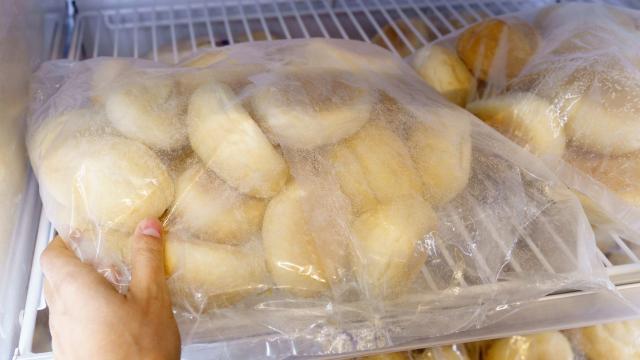 Comer pão congelado em vez de fresco realmente ajuda a emagrecer? Descubra se há benefícios nessa prática