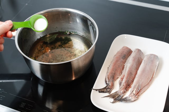 Salmoura líquida: o segredo dos grandes chefs para deixar o peixe grelhado mais saboroso