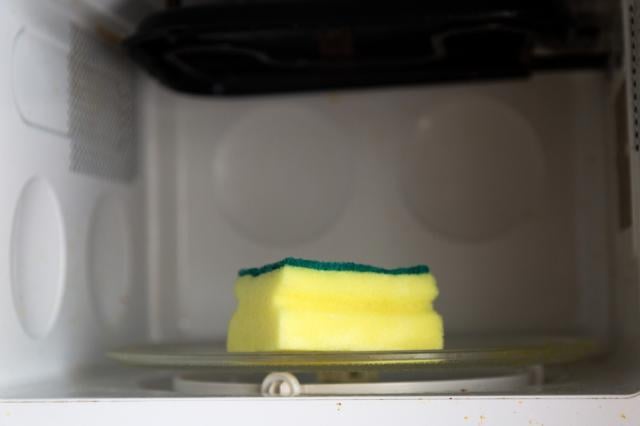 Jamais coloque a esponja de cozinha no micro-ondas! Entenda por que prática é perigosa