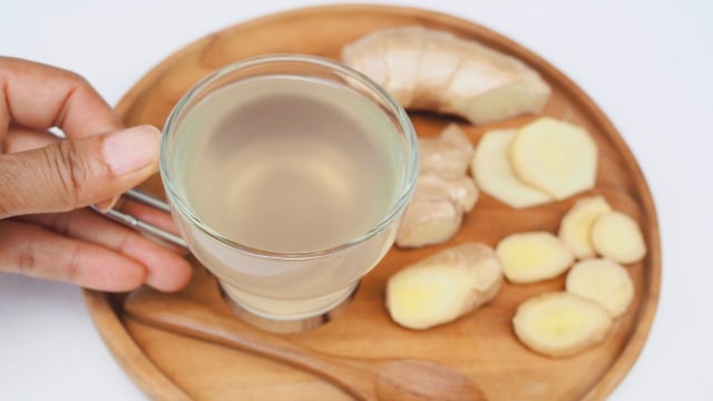Chá de gengibre é versátil e pode ser consumido a qualquer hora do dia (Créditos: Shutterstock)