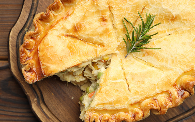 Rende a semana inteira: essa é a melhor torta de frango com massa de pastel