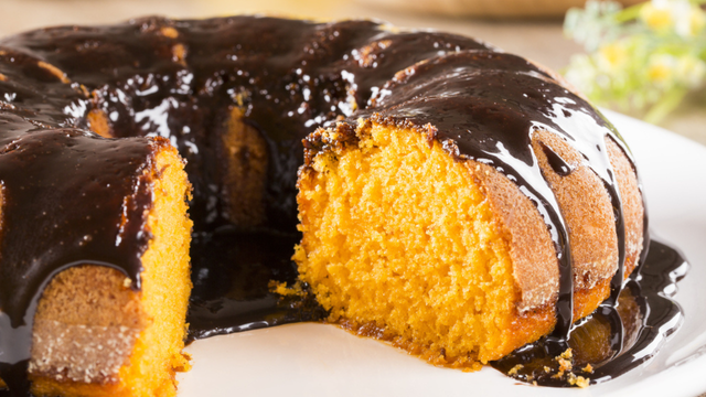 Bolo de cenoura com cobertura de chocolate. (créditos: Shutterstock)