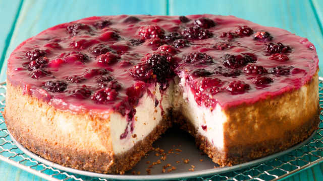 Sempre que é época de amora, eu corro para fazer essa cheesecake com geleia que parece de restaurante!