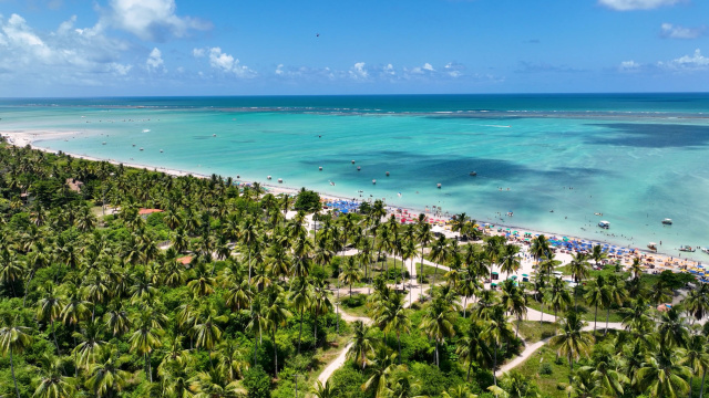 Mais bonito que o Caribe: destino brasileiro é um paraíso de mar cristalino e piscinas naturais de tirar o fôlego