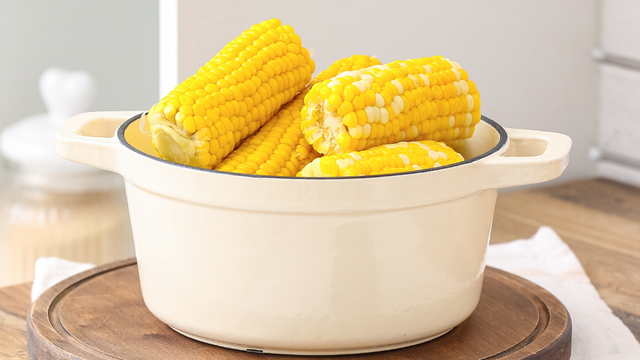 Um pouco de leite e açúcar na água ajuda a destacar a doçura natural do milho. (créditos: Shutterstock)