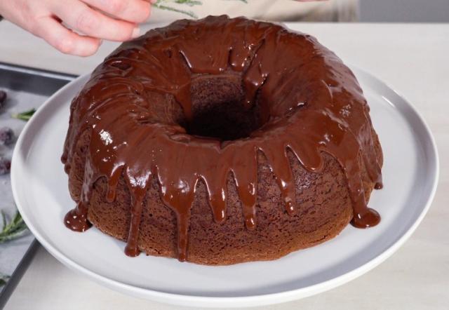 Um clássico bolo de chocolate fofinho pode ser feito com cobertura ou sem (Créditos: Shutterstock)