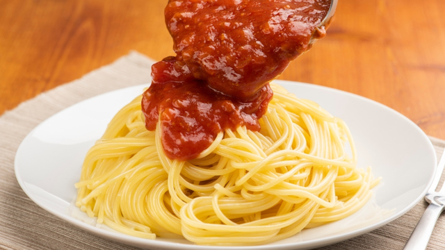 Molho cremoso feito com tomates frescos e manjericão: pronto em 20 minutos para acompanhar qualquer massa