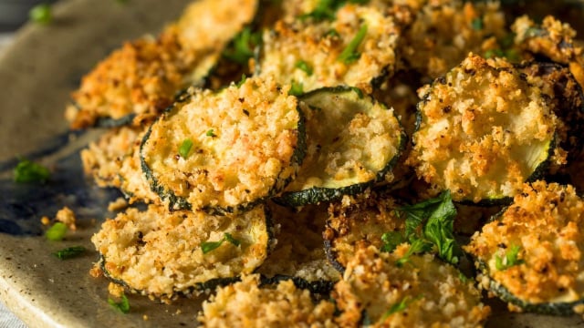 Quando quiser beliscar sem sair da dieta, corre para fazer essa receita de chips de abobrinha com queijo parmesão dos deuses!