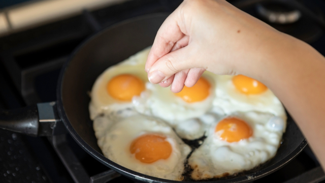 Manhã, meio-dia ou noite: qual é o melhor horário para comer ovos?
