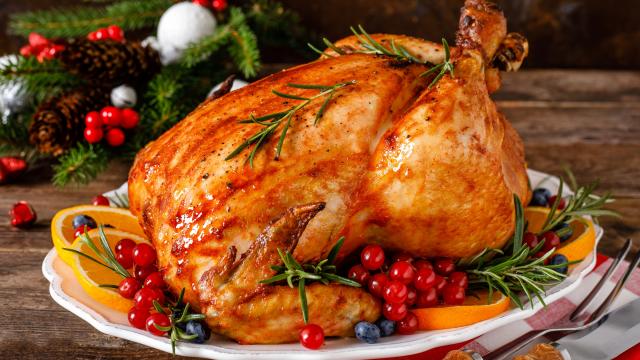 Como temperar peru para assar: TudoGostoso ensina o primeiro passo para deixar a ave de Natal gostosa e suculenta!
