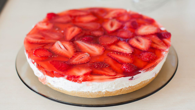A torta espelhada de morango vai ser o prato mais bonito da mesa de Dia dos Pais (Créditos: Shutterstock)