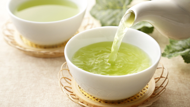 Aprenda a fazer um delicioso chá verde para aproveitar os benefícios em casa (Créditos: Shutterstock)