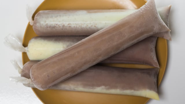 Porções de geladinho gourmet de leite em pó com creme de avelã em saquinhos (Créditos: Shutterstock)