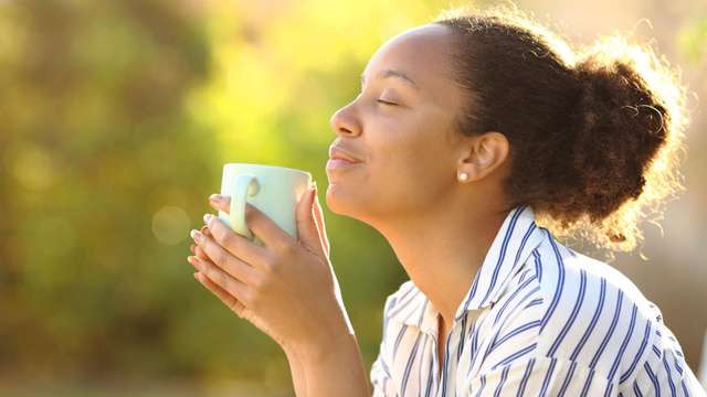 O cheiro de café afeta seu humor de um jeito que você nem imagina: a psicologia explica