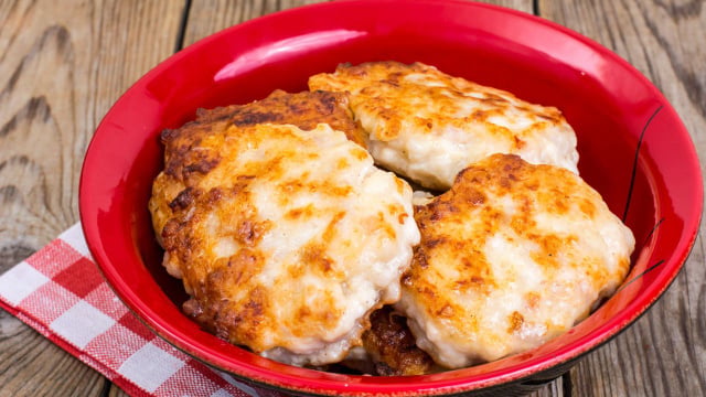 Basta misturar frango em cubos com farinha de grão-de-bico, água e temperos para fazer esse bolinho proteico (Créditos: Shutterstock)