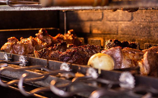 Dá para fazer um churrasco barato e delicioso se você souber quais cortes usar!