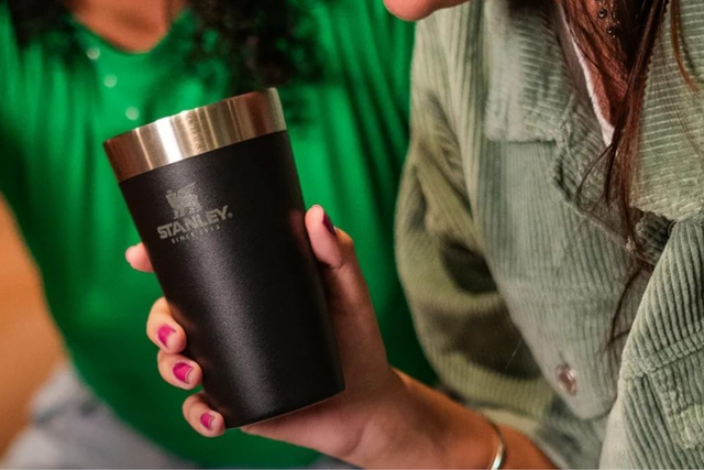 Achado da Black Friday: o copo clássico da Stanley está saindo por um preço que você nunca viu