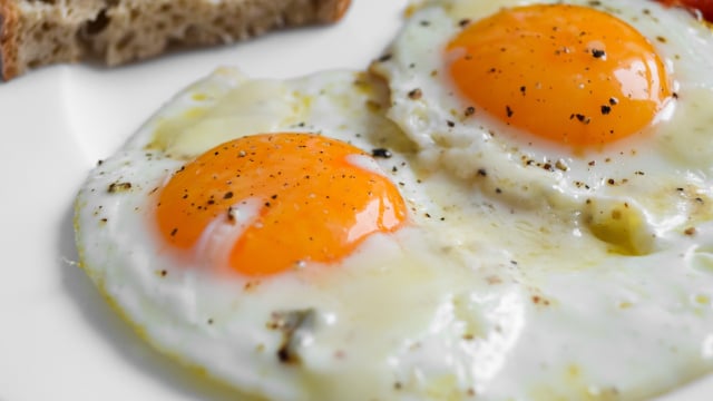 Seus ovos fritos ficarão extremamente saborosos se você adicionar o seguinte ingrediente à frigideira antes de fritar
