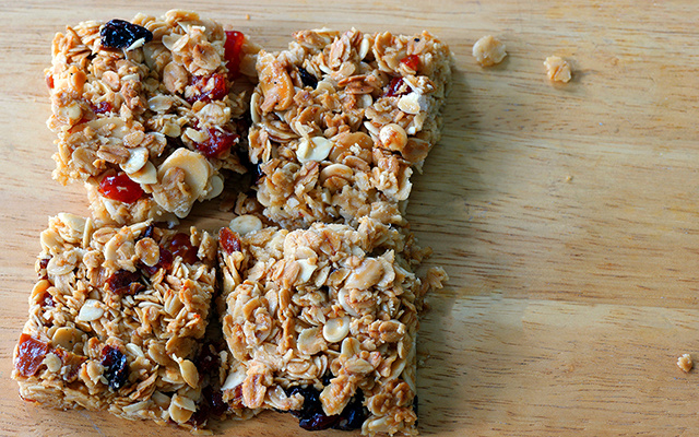 Ainda dá tempo de preparar essa barrinha de cereal caseira para levar para o bloco amanhã!