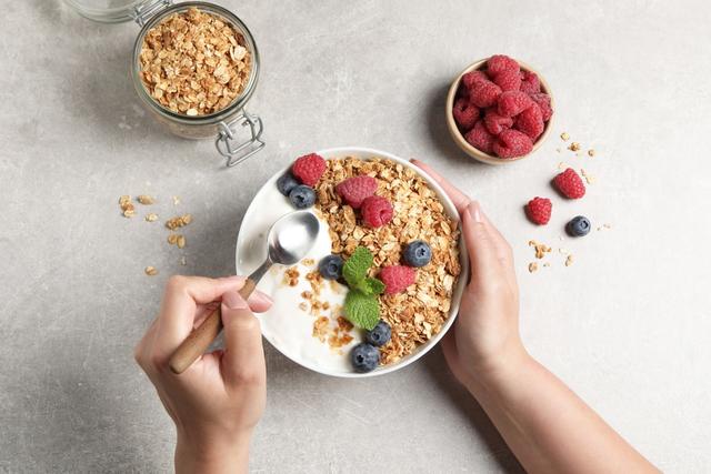 Como comer aveia à noite sem engordar e ainda ter uma boa noite de sono
