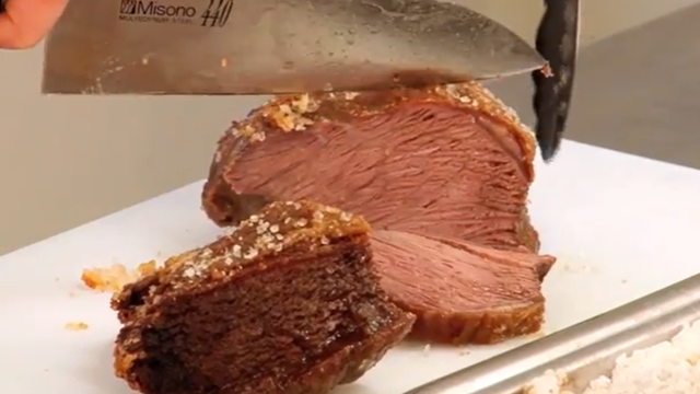 Truque do cozimento com sal grosso deixa a picanha mais suculenta e macia. (créditos: reprodução: Youtube TudoGostoso)