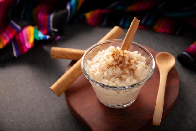 Essa receita de arroz doce à moda antiga tem gostinho de Festa Junina da escola; veja como é fácil fazer!