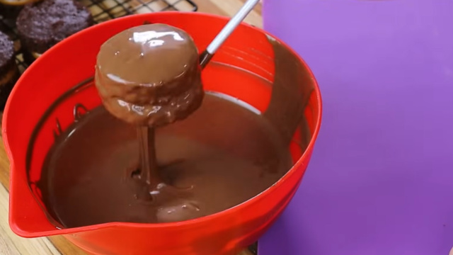 Um garfo de mergulho de chocolate é o melhor utensílio para essa etapa, mas você também pode fazer com um garfo comum (Créditos: Reprodução / YouTube @LetíciaSweetCake)