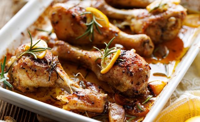 Coxas de frango com limão e alecrim, receita superfácil para um jantar rápido e delicioso