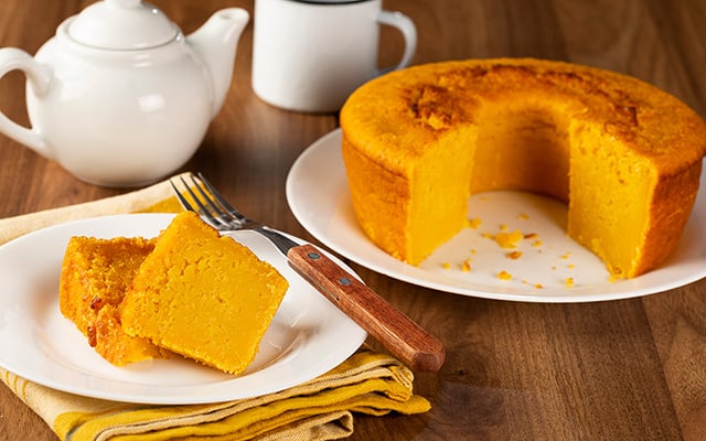 Bolo de fubá com laranja no liquidificador: fofinho, perfumado e perfeito para acompanhar café fresco