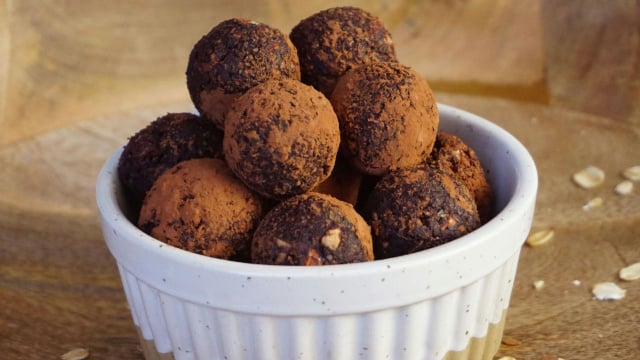 Minha vizinha me ensinou como fazer deliciosas trufas de aveia em menos de 25 minutos e com apenas 6 ingredientes