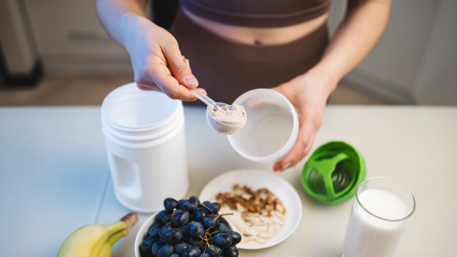 Sem cafeína, nem insônia: como fazer um pré-treino natural para treinar à noite sem perder o sono