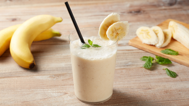Lanche natural e refrescante feito com fruta congelada para trazer mais praticidade e sabor ao seu dia. (Foto: Canva)