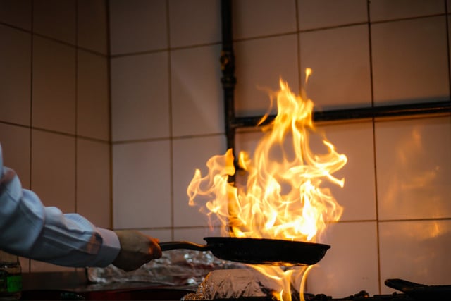 A maneira mais segura de controlar o fogo é tampar a panela. (créditos: Shutterstock)