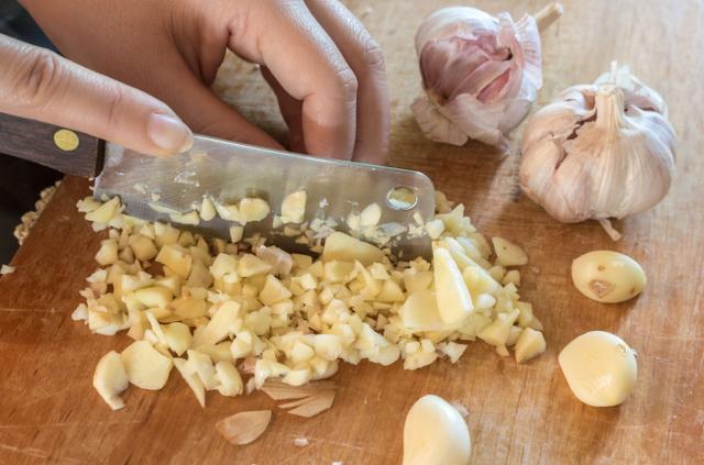 O jeito que você corta o alho (quase ninguém sabe!) muda o sabor do tempero. Aprenda como fazer