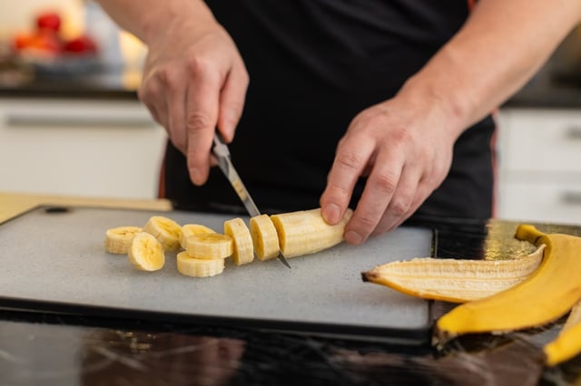 Esse bolinho de chuva com massa de banana tem gostinho de infância e cheiro de café fresco