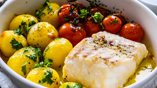 Tilápia assada com batatas, o prato econômico de peixe assado para fazer sucesso em família