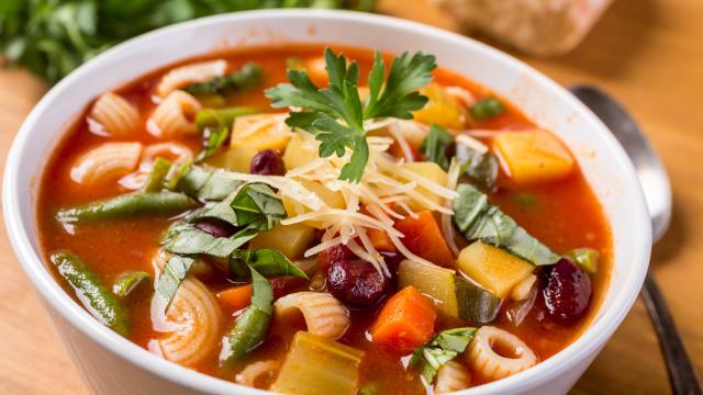 Essa sopa italiana é ideal para melhorar a imunidade na mudança de estação: fácil de fazer e rica em vitaminas, uma bomba de nutrientes